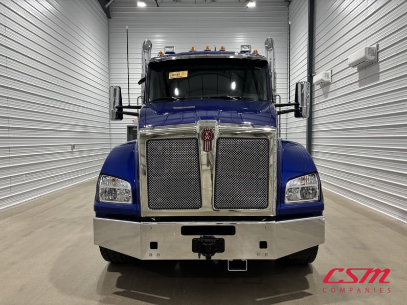 Exterior full front view for this 2027 Kenworth T880 (Stock number: VJ240849)Weeee