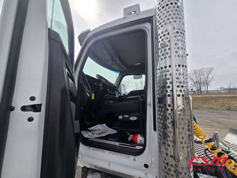 Drivers side door open for this 2027 Kenworth T880S (Stock number: VJ240855)Weeee