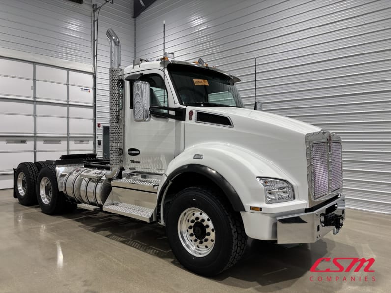 Exterior front passenger side for this 2027 Kenworth T880 (Stock number: VJ240856)Weeee