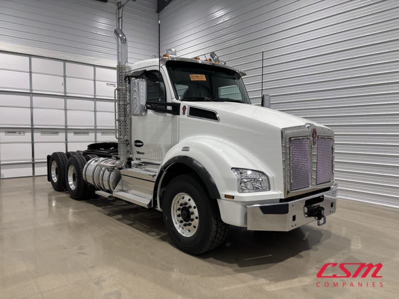 Exterior front passenger side for this 2027 Kenworth T880 (Stock number: VJ241555)Weeee