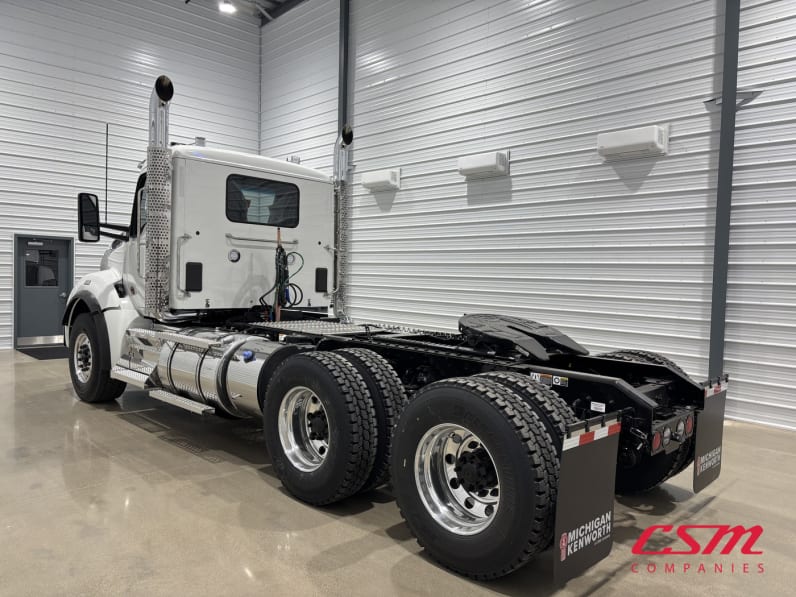 Exterior rear driver side for this 2027 Kenworth T880 (Stock number: VJ241555)Weeee