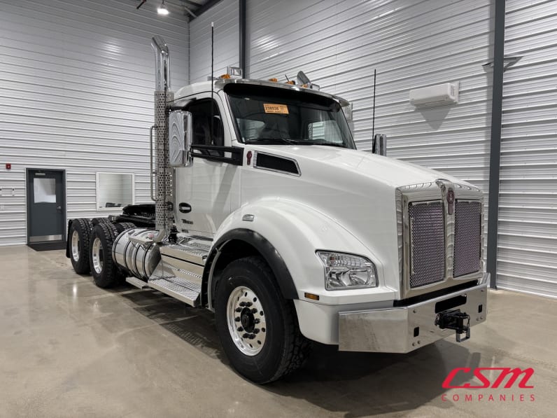 Exterior front passenger side for this 2027 Kenworth T880 (Stock number: VJ241556)Weeee