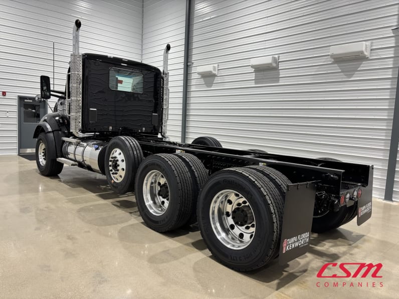 Exterior rear driver side for this 2027 Kenworth T880 (Stock number: VJ241737)Weeee