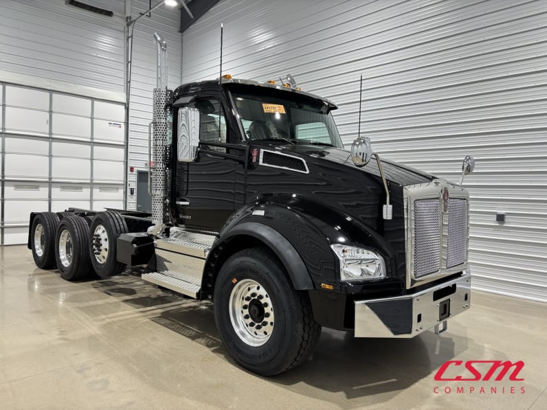 Exterior front passenger side for this 2027 Kenworth T880 (Stock number: VJ241740)Weeee