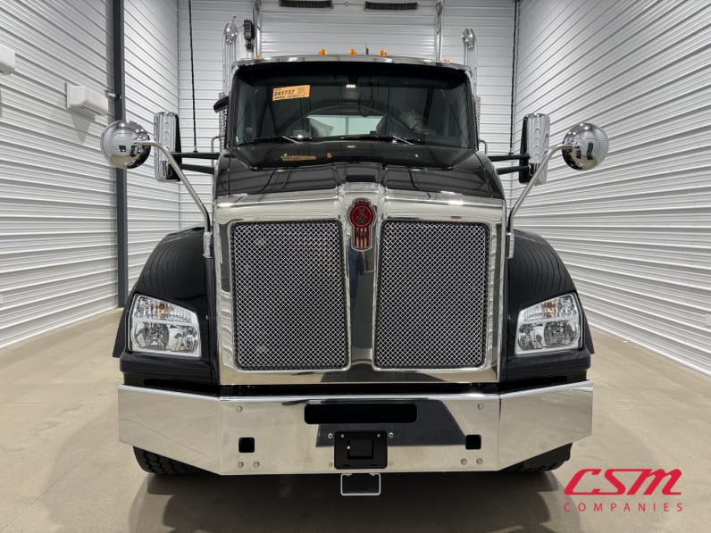 Exterior full front view for this 2027 Kenworth T880 (Stock number: VJ241740)Weeee