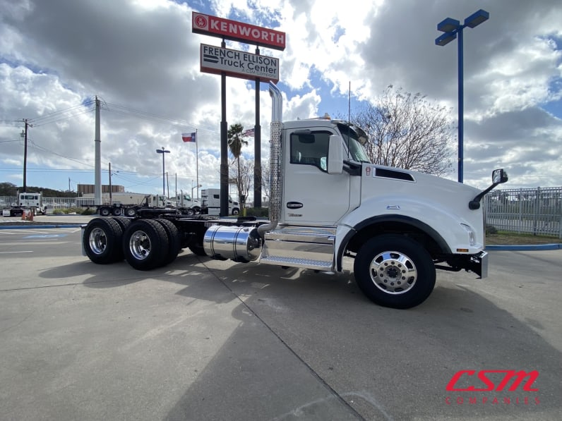 Exterior full passenger side for this 2027 Kenworth T880 (Stock number: VJ241900)Weeee