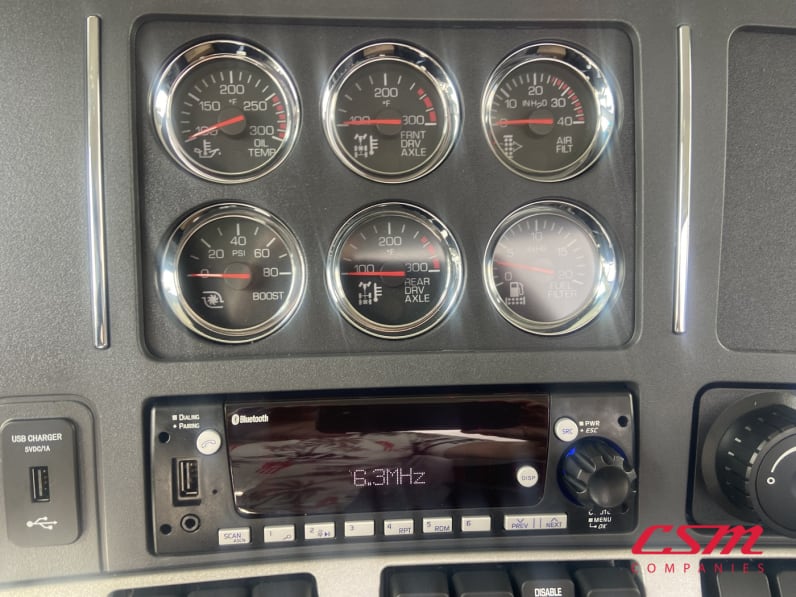Interior radio and navigation system for this 2027 Kenworth T880 (Stock number: VJ241901)Weeee