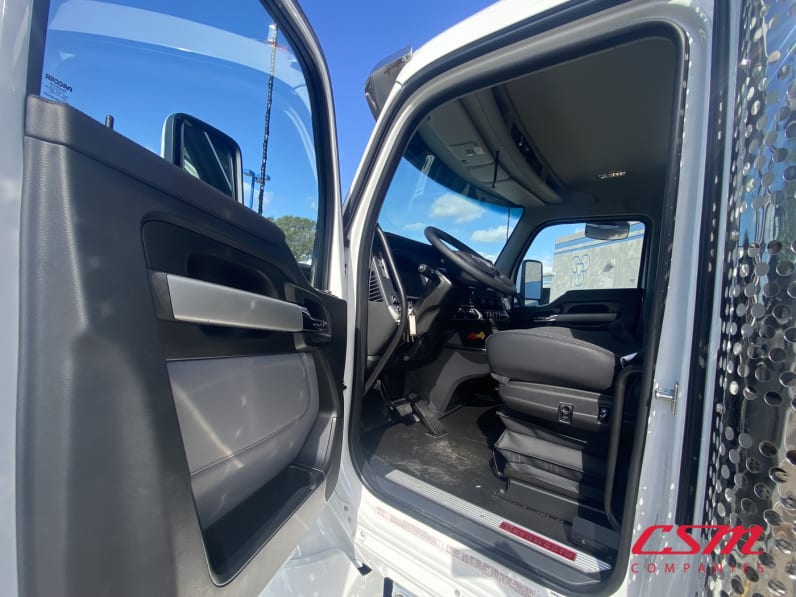 Drivers side door open for this 2027 Kenworth T880 (Stock number: VJ241907)Weeee
