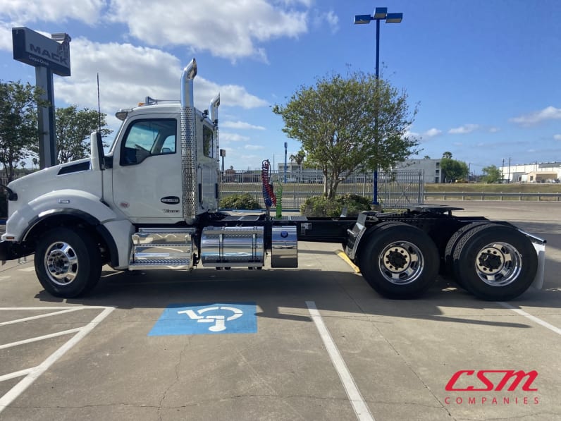 Exterior full driver side for this 2027 Kenworth T880 (Stock number: VJ241907)Weeee