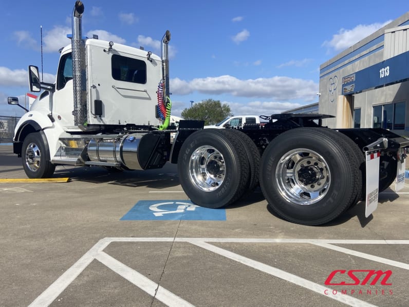 Exterior rear driver side for this 2027 Kenworth T880 (Stock number: VJ241907)Weeee
