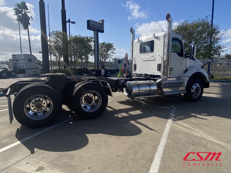 Exterior rear passenger side for this 2027 Kenworth T880 (Stock number: VJ241907)Weeee