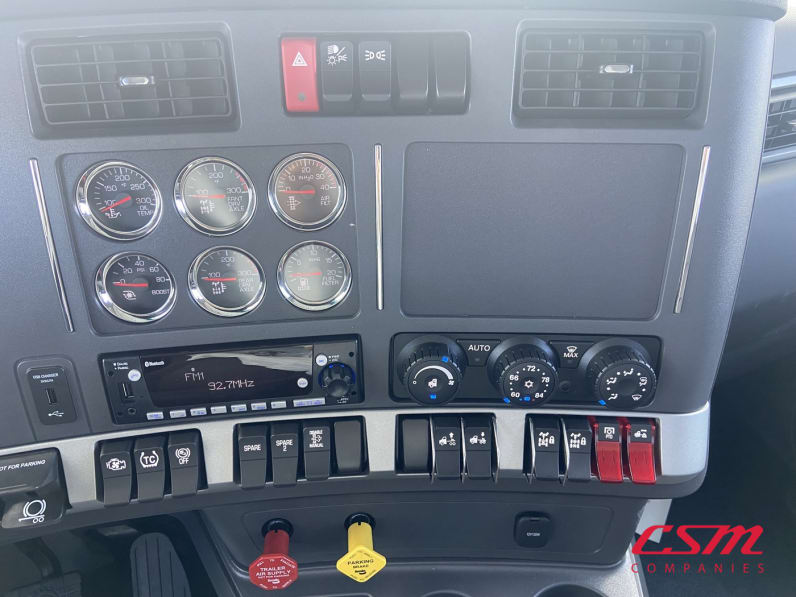 Interior dash for this 2027 Kenworth T880 (Stock number: VJ241907)Weeee