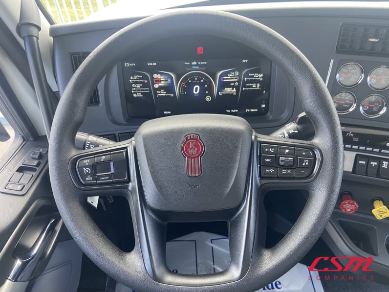 Interior steering wheel for this 2027 Kenworth T880 (Stock number: VJ241907)Weeee