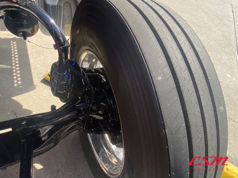 Driver side front tire tread for this 2027 Kenworth T880 (Stock number: VJ241908)Weeee