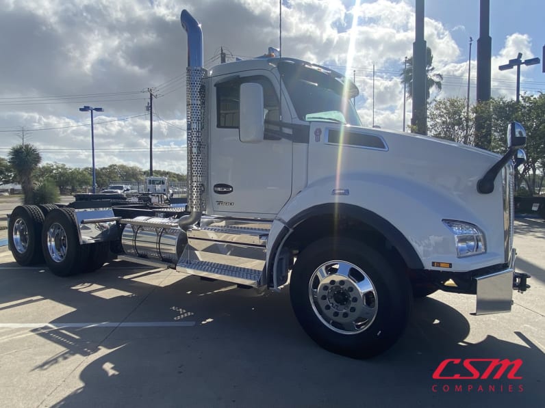 Exterior front passenger side for this 2027 Kenworth T880 (Stock number: VJ241908)Weeee