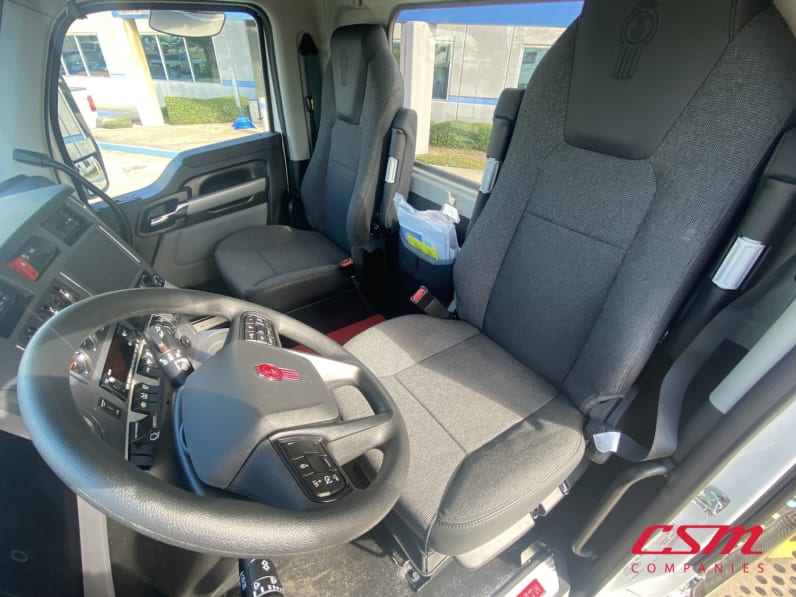 Interior seats for this 2027 Kenworth T880 (Stock number: VJ241908)Weeee