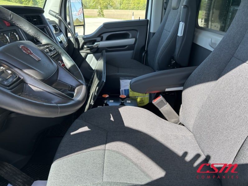 Interior seats for this 2027 Kenworth T880 (Stock number: VJ241909)Weeee