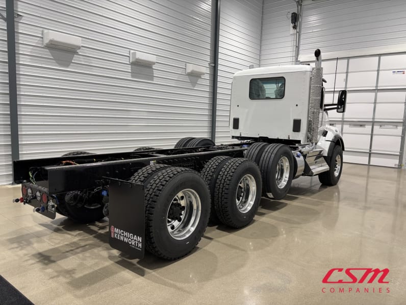 Exterior rear passenger side for this 2027 Kenworth T880 (Stock number: VJ241916)Weeee