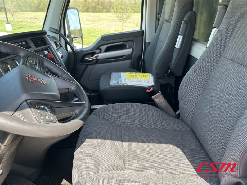Interior seats for this 2027 Kenworth T880 (Stock number: VJ241917)Weeee