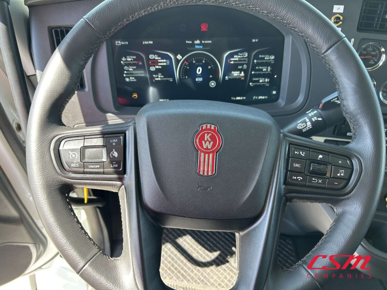 Interior steering wheel for this 2027 Kenworth T880 (Stock number: VJ241917)Weeee