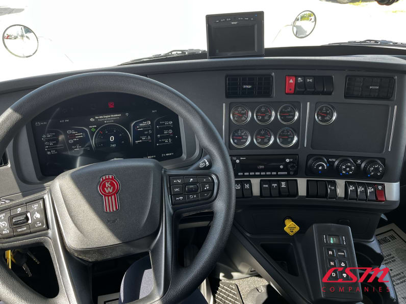 Interior dash for this 2027 Kenworth T880 (Stock number: VJ242115)Weeee