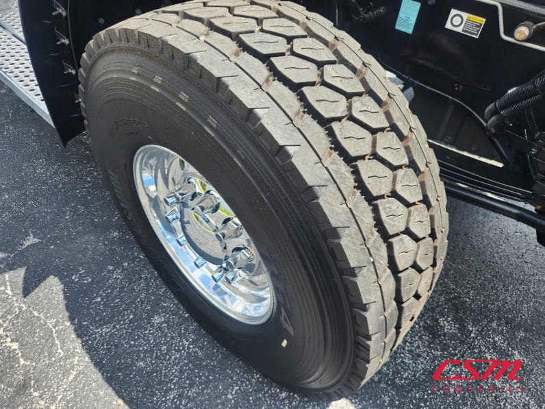 Passenger side front tire tread for this 2027 Kenworth T880 (Stock number: VJ243554)Weeee