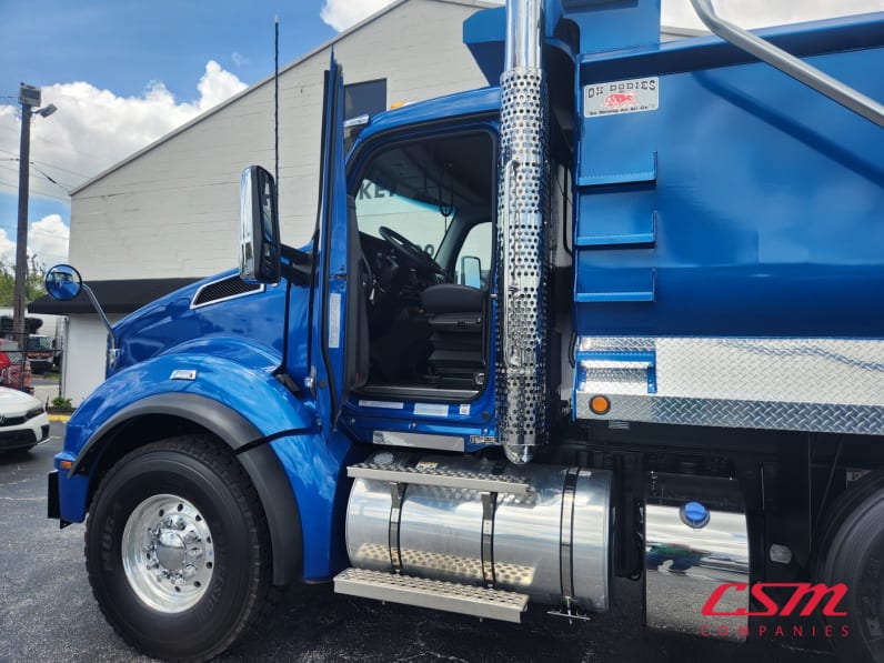Drivers side door open for this 2027 Kenworth T880 (Stock number: VJ243580)Weeee
