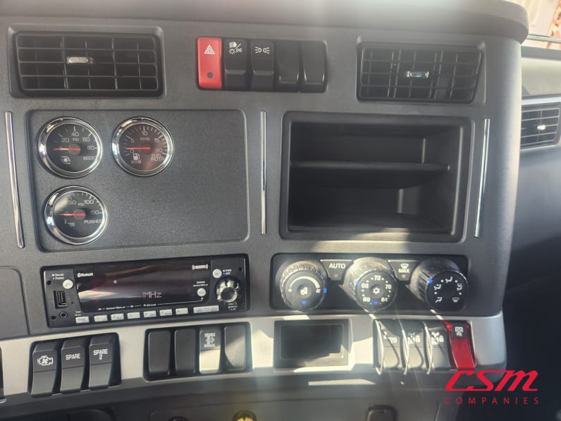 Interior radio and navigation system for this 2027 Kenworth T880 (Stock number: VJ243582)Weeee