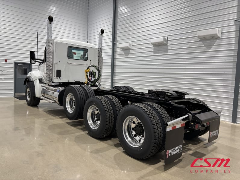 Exterior rear driver side for this 2027 Kenworth T880 (Stock number: VJ247182)Weeee