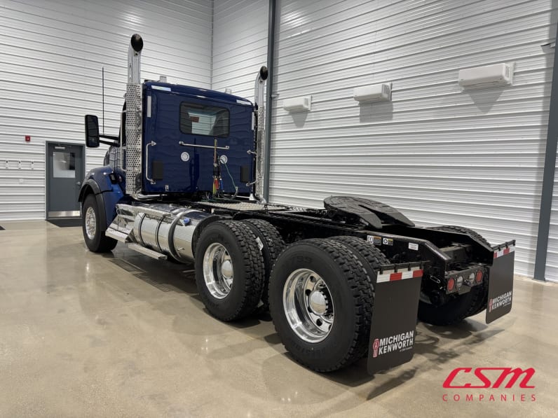 Exterior rear driver side for this 2027 Kenworth T880 (Stock number: VJ249719)Weeee