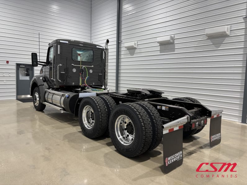 Exterior rear driver side for this 2027 Kenworth T880 (Stock number: VJ249727)Weeee