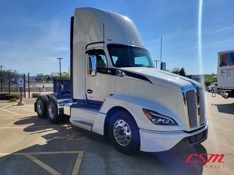Exterior front passenger side for this 2027 Kenworth T680 (Stock number: VJ249783)Weeee