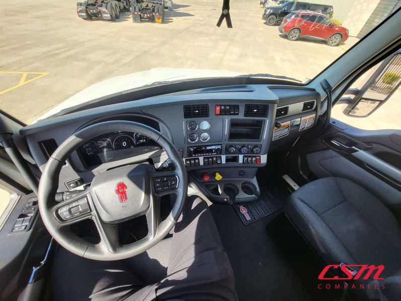 Interior dash for this 2027 Kenworth T680 (Stock number: VJ249783)Weeee