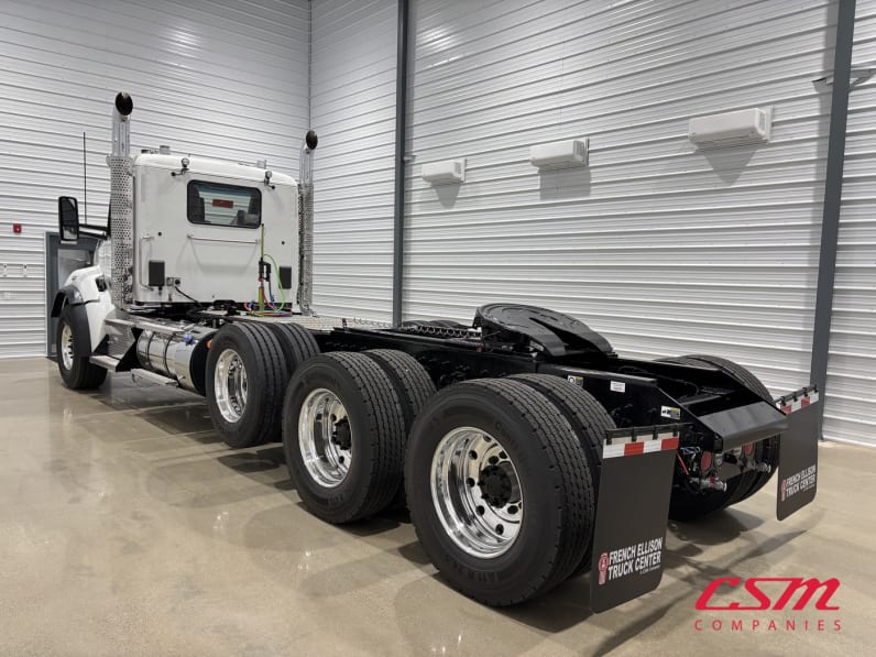 Exterior rear driver side for this 2027 Kenworth T880 (Stock number: VJ249798)Weeee
