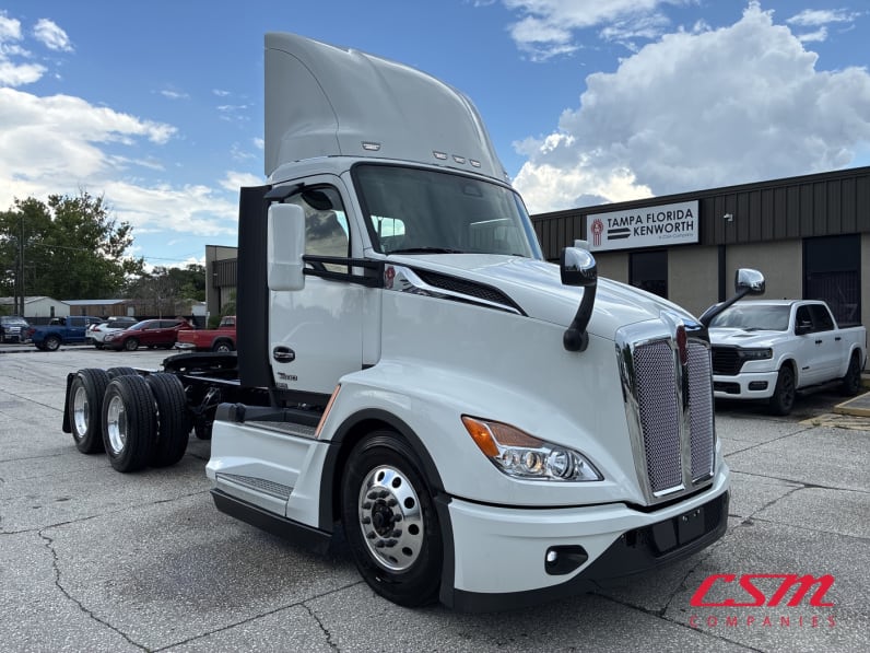 Exterior front passenger side for this 2027 Kenworth T680 (Stock number: VJ250444)Weeee