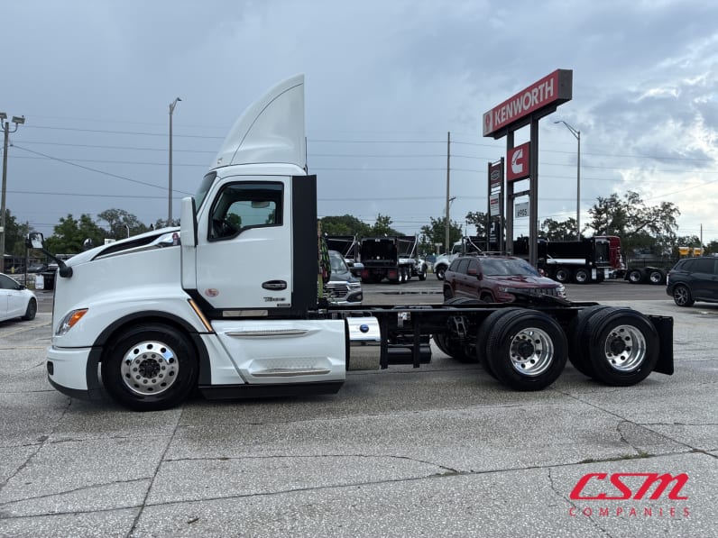 Exterior full driver side for this 2027 Kenworth T680 (Stock number: VJ250444)Weeee