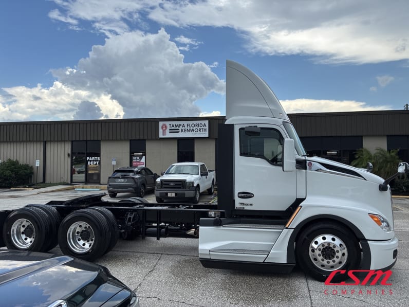 Exterior full passenger side for this 2027 Kenworth T680 (Stock number: VJ250444)Weeee