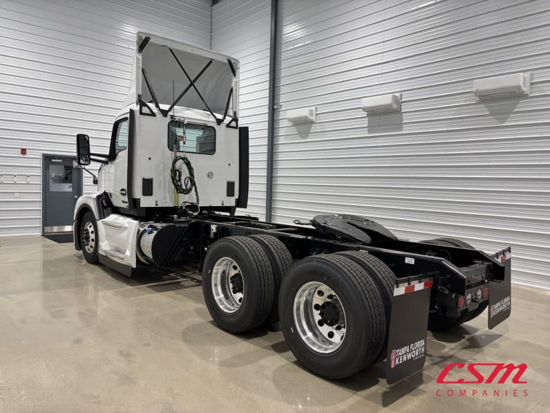 Exterior rear driver side for this 2027 Kenworth T680 (Stock number: VJ250444)Weeee