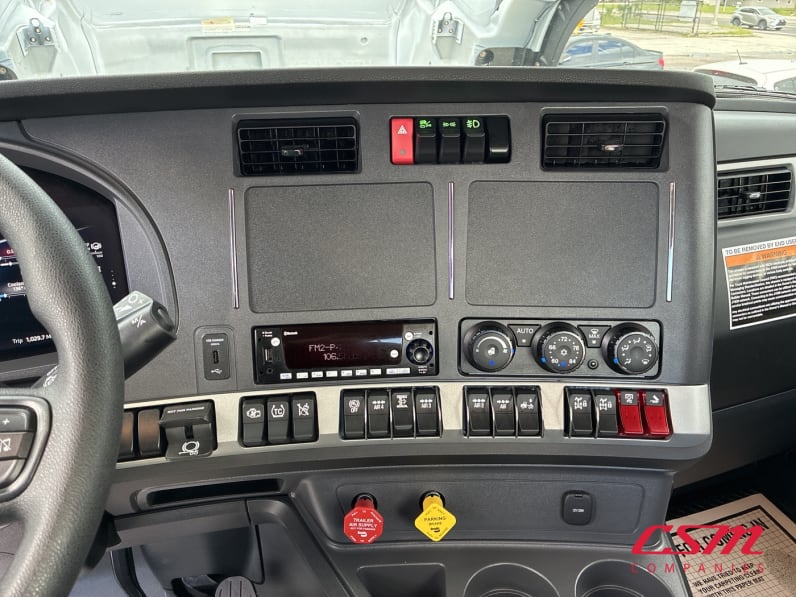 Interior radio and navigation system for this 2027 Kenworth T680 (Stock number: VJ250444)Weeee