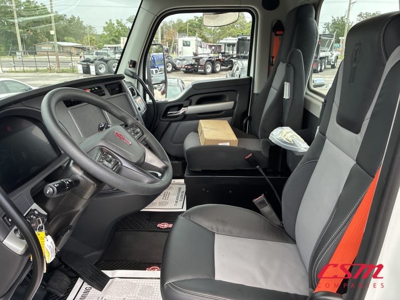 Interior seats for this 2027 Kenworth T680 (Stock number: VJ250444)Weeee