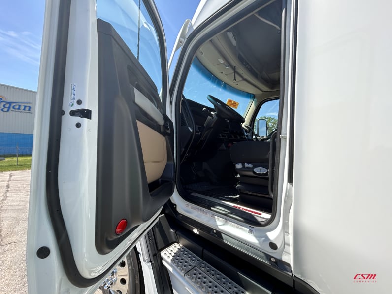 Drivers side door open for this 2027 Kenworth T680 Short Hood (Stock number: VJ250501)Weeee