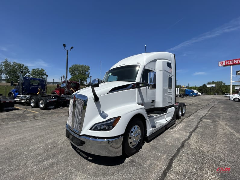 Exterior front drivers side for this 2027 Kenworth T680 Short Hood (Stock number: VJ250501)Weeee