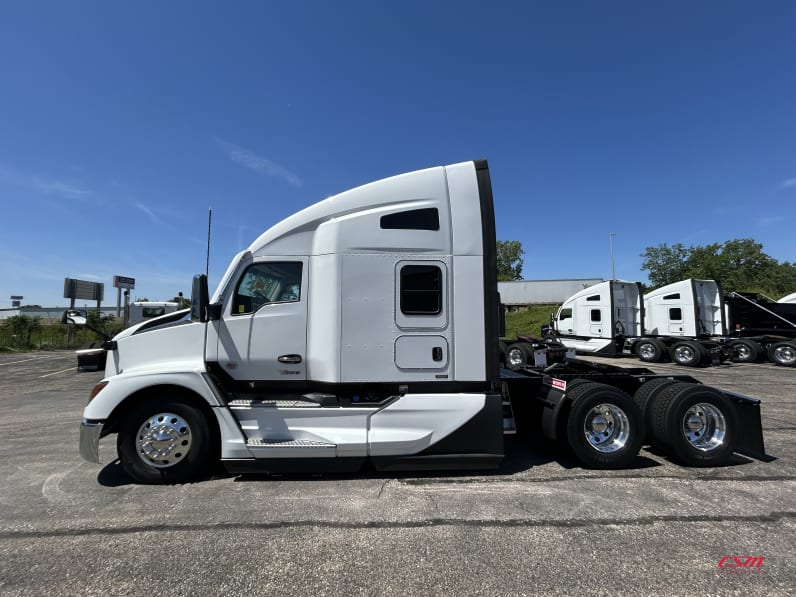 Exterior full driver side for this 2027 Kenworth T680 Short Hood (Stock number: VJ250501)Weeee
