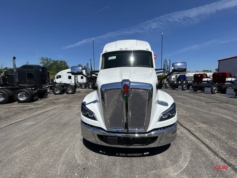 Exterior full front view for this 2027 Kenworth T680 Short Hood (Stock number: VJ250501)Weeee
