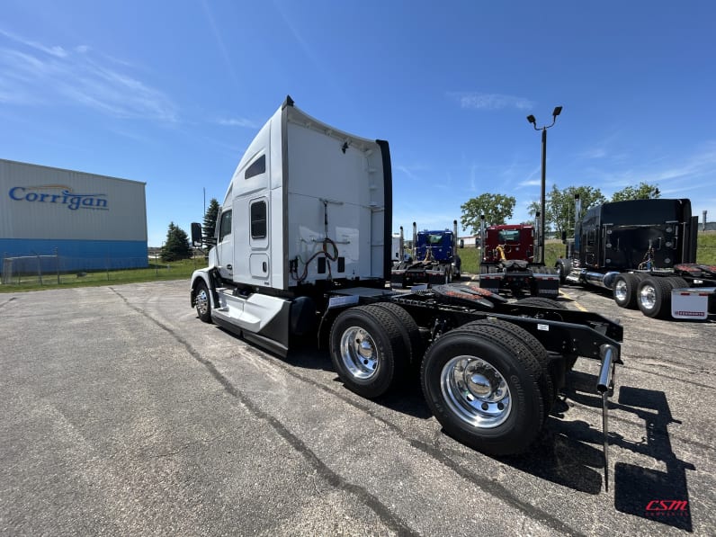 Exterior rear driver side for this 2027 Kenworth T680 Short Hood (Stock number: VJ250501)Weeee