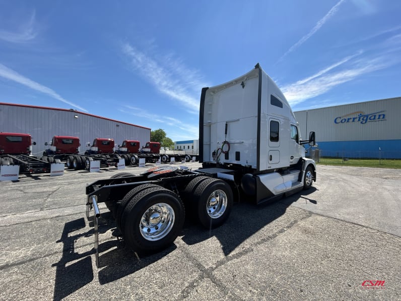 Exterior rear passenger side for this 2027 Kenworth T680 Short Hood (Stock number: VJ250501)Weeee