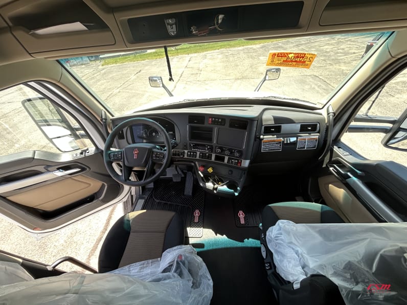 Interior cockpit for this 2027 Kenworth T680 Short Hood (Stock number: VJ250501)Weeee