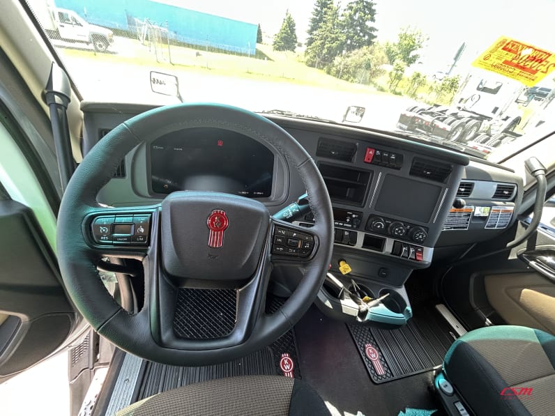 Interior dash for this 2027 Kenworth T680 Short Hood (Stock number: VJ250501)Weeee