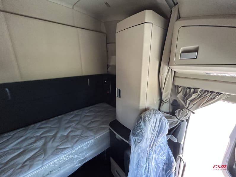 Interior driver side sleeper for this 2027 Kenworth T680 Short Hood (Stock number: VJ250501)Weeee