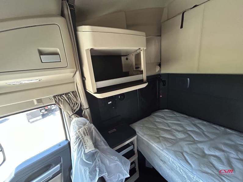 Interior passenger side sleeper for this 2027 Kenworth T680 Short Hood (Stock number: VJ250501)Weeee